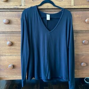 Smash + Tess black long sleeve v neck tee M